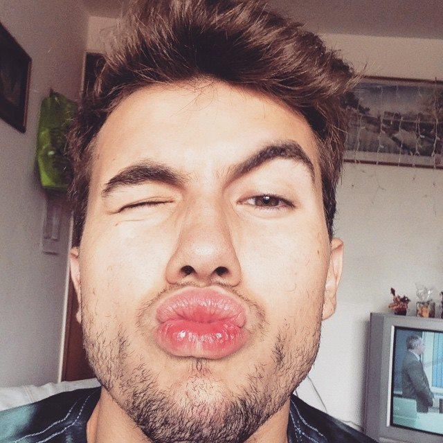 Fã de um doidinho que faz videos.              @WhoIsCarlos segue ❤️