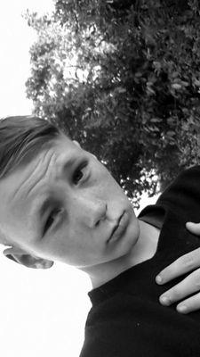 Lone_WolveZ's profile picture. Youtuber