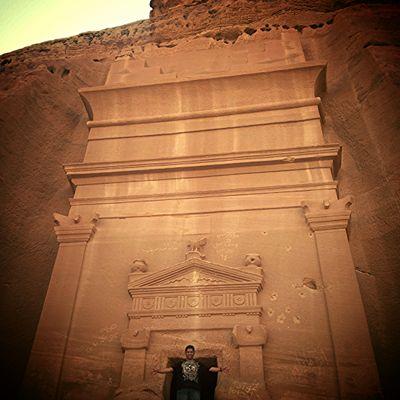 ‏تقول لي والدتي مبتسمه (الناس يحبون من به خال كيف وانا حبيبي كله خال) من ذلك الثغر الجميل اعيش حياتي سعيدا