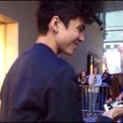 follow @Iovesickmgc bc she luvs u