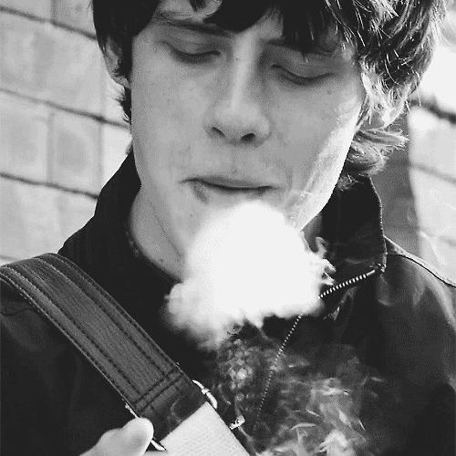 Estudante de medicina, fã de Arctic Monkeys desde antes de virar modinha, exterminador da família tradicional. Eu sou a maré viva.