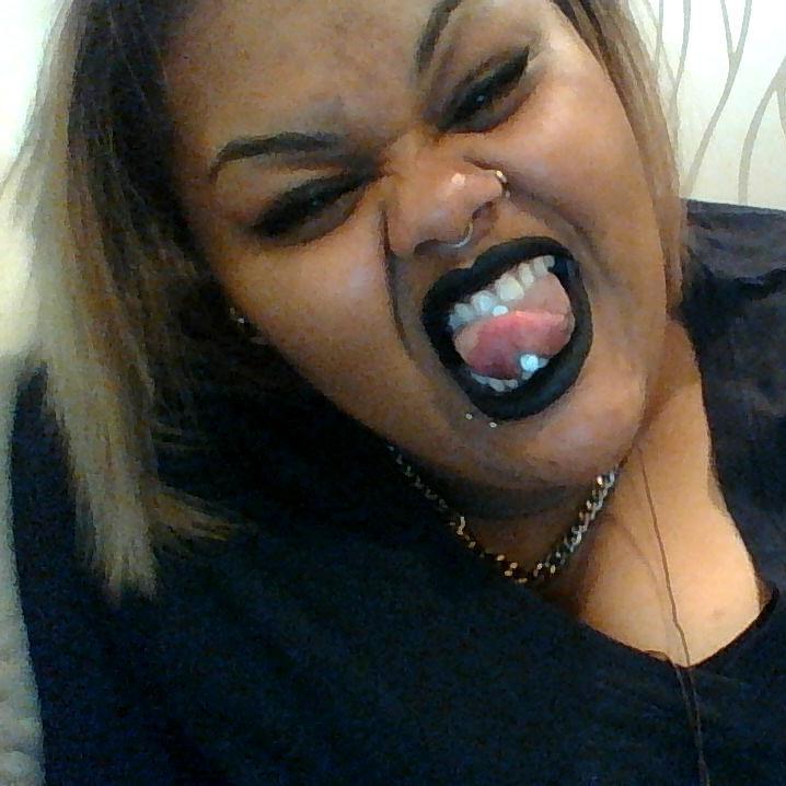 _MarieXXIII's profile picture. You don't know me, you heard of me. I like girls who like girls.