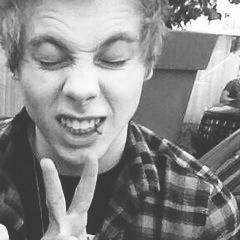 rt the link bellow, and please mention @luke5SOS - @isolatedlucas