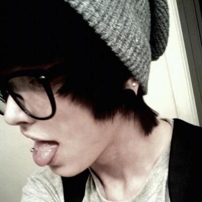herro . im carson. im bisexual and im tons of fun! ☺️im 18 and i like candy!! ^.^