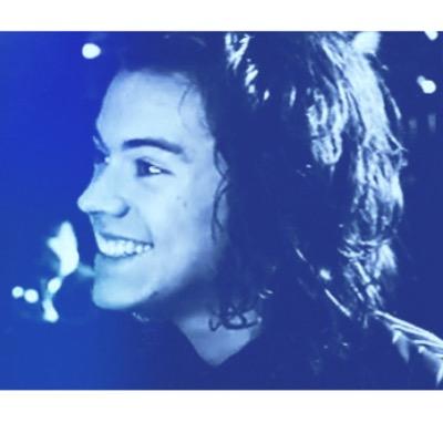 follow @paranoidhes and please rt the link
