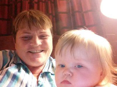 OriginalRedNckW's profile picture. Just a plain country girl who LOVES pop music!!