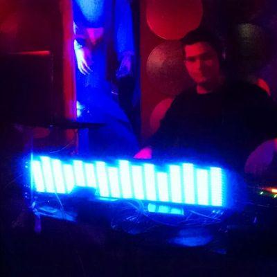 dj, tecnico de iluminacion y relaciones publicas en granada. me encanta la fiesta