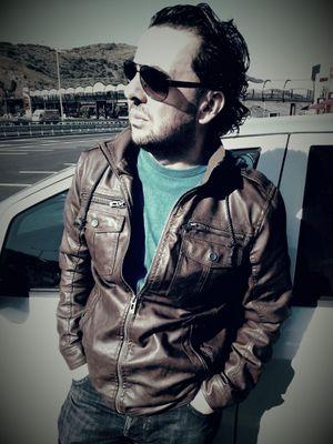 Oyuncu. Aktör. Eğitmen. Oyuncu koçu.