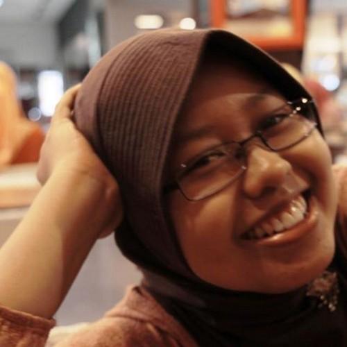 seorang ibu yang sedang menyelami dunia anak-anak, senang berkebun, dan membaca karya sastra
