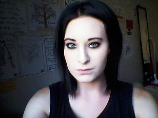Age 18. Introvert who loves Indie, folk and rock music, passionate about music, singing, acting, writing and wanting to do some modeling one day. ❤