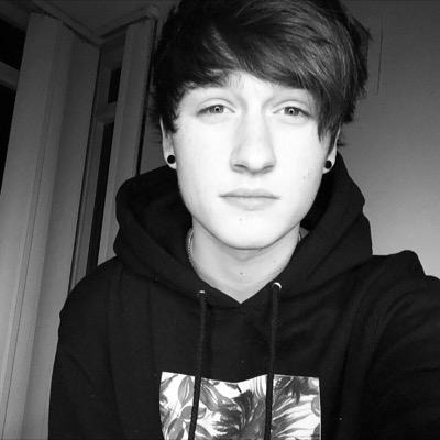 PLEASE RETWEET MY LAST TWEET ❤️ I REALLY WANT CRAWF TO FOLLOW ME ❤️ SORRY IF IT BOTHERED YOU