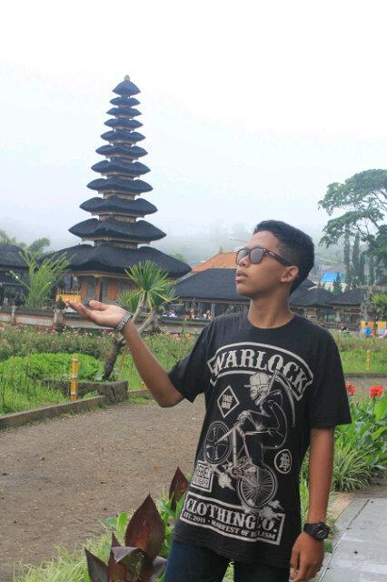 Sukses!smala!
Pingin jadi singer terkenal amin ..
Ig: adifa.funky