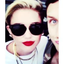 VC ACHA MESMO QUE EU SOU FÃ DA MILEY AQUELA QUE LAMBE MARTELO E FAZ SIRIRICA NOS SHOW?? SE SIM VC ESTA TOTALMENTE certa