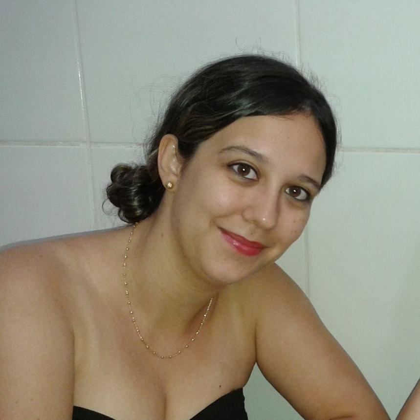 Ela deve se esconder durante o dia..Ela simplesmente não quer assustar a luz..vive nas sombras até que o brilho acabe...