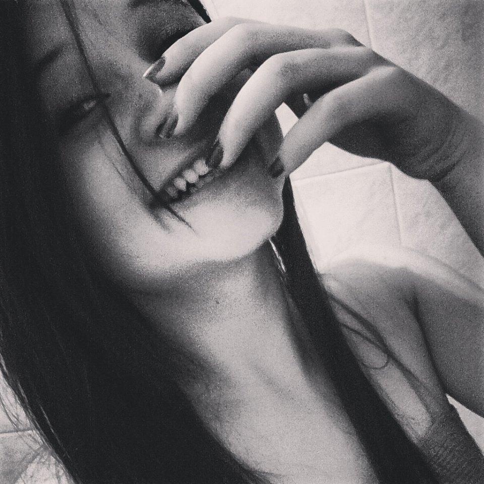 Acredito que quando alguém chora sem motivos é pra aliviar todas as vezes que ela engoliu o choro, e colocou um sorriso falso em seu rosto.