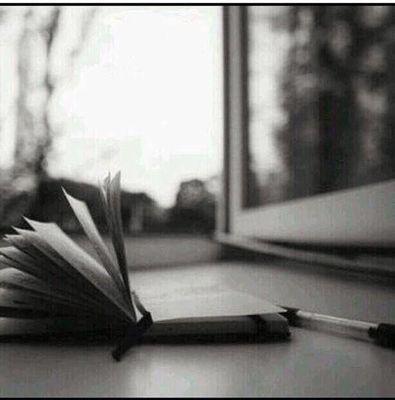 ‏أعشق القراء...آستمتع كثيرآبأقوال الفﻻسفه والحكماءوماأقرئه أيضآ..دخلت عالم التوتر لكي ﻻتكون كتاباتي حبيست أوراقي