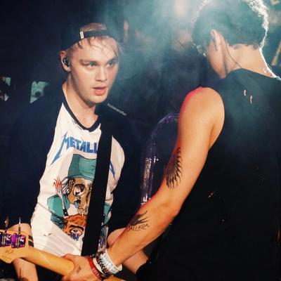 go follow @_Michael5SOSID if u love @5SOS :)