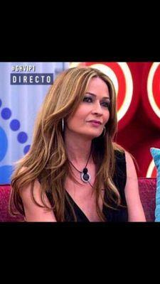 Por que una mujer puede hacer con su vida lo que quiera, sin necesidad de que 4 niñatas y una bruja la juzguen sin saber de lo que hablan.