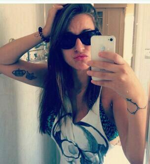 A música toca conforme a letra.♪♥