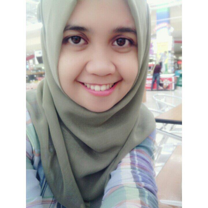 ReviCelviyani's profile picture. seorang istri, ibu 3 anak, dan owner pempek mamiku