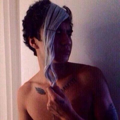 colossalkmf's profile picture. ⠀¨̮ everyone's getting into realtionships and 1/4 , you know what i'm getting? some more pizza brb ¨̮