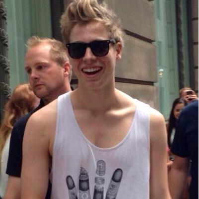 follow @bestlhpics and turn her notifs on for daily pictures of luke :D