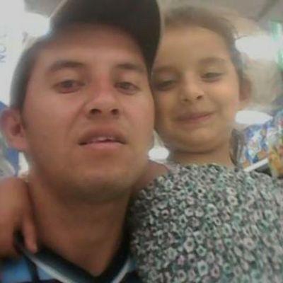 Amo a Dios y a mi familia el es mi guía y mi fortaleza y ellos mi razón de seguir viviendo