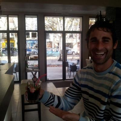 Soy un xaval español que reside en Francia,al que le gusta conocer gente,reirme y me gusta el deporte,sobre todo el fútbol.