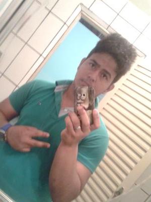 sou moreno, alto, olhos castanhos, tenho 19 anos de idade e sou evangélico !!.