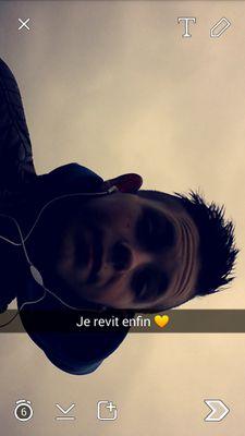 Célibataire
Ses moi qui shoot 
et t'inquiette que tu tprends la douille en Premiers 
Alors bien sur que j'menfume le cerveaux au seum #Lacrim