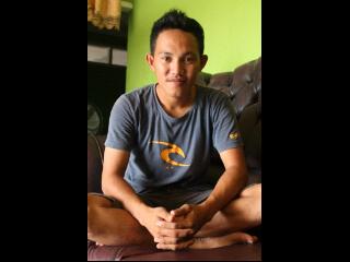 Aku cuek. Tapi jika kau membuatku tergila-gila, berarti kau menang!