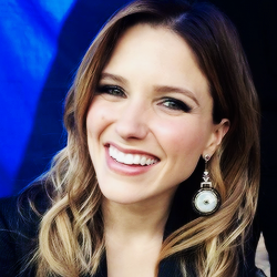 Welcome to @postsophiabush, a twitter dedicated to the gorgeous actress Sophia Bush where you can find pictures of her.