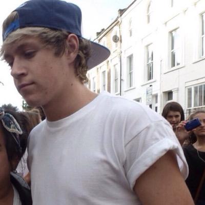 follow @zaynftgrvnge bc she just gave you a free follow :)