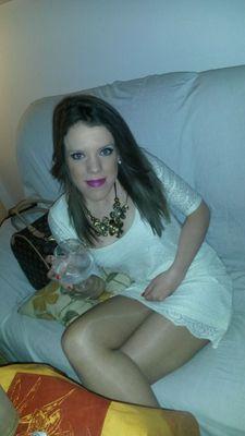 Diviertida,sincera, un poco cabezota,pero soi un amor♥no me importa tú opinión, seguiré siendo genial,un consejo? No me toques las narizes, adoro a mi nerea ;)