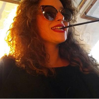 No te merece quien te cambia por otra, sino aquella persona que al conocerte piense que no hay otra mejor que tú.