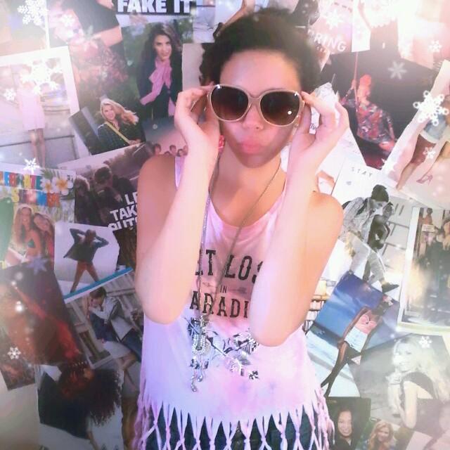 lol i'm weird, im clumsy, im silly, im a freak,  im stupid at times and well i like it that way :D