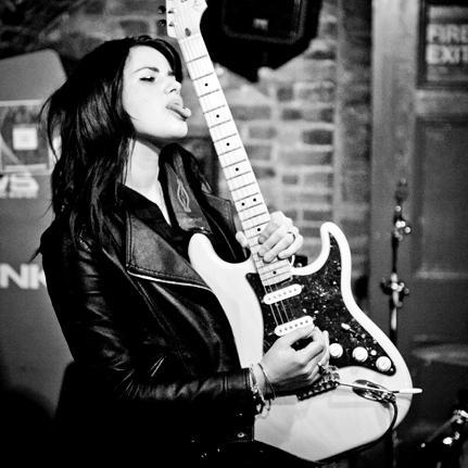UK 🇬🇧
guitarist 
singer-songwriter