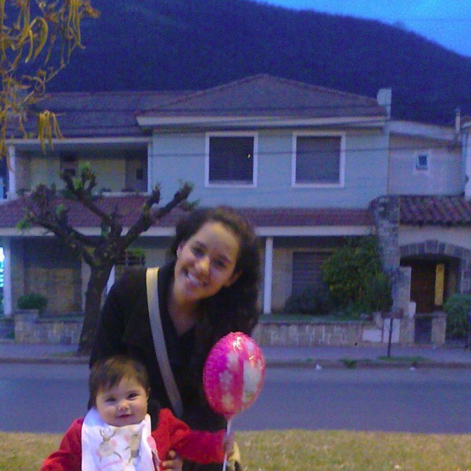 Estudiante de derecho,22 años, amo la lectura, los perros y mi ciudad...
Si el día no te ha sonreido, sonriele tú, y verás como todo cambia! =)