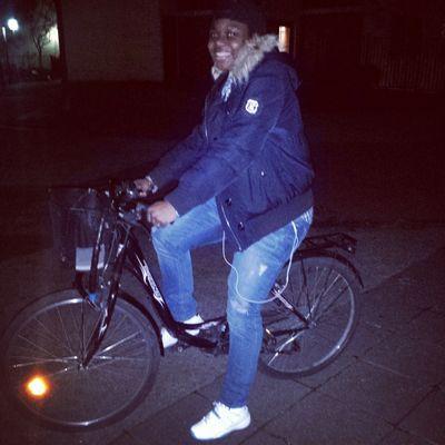 Zeuzeu_O's profile picture. Ines, le soleil de ma vie. Lea, la pluie de mon desert. MDR. PTDRRRRRR LEA BRAVO