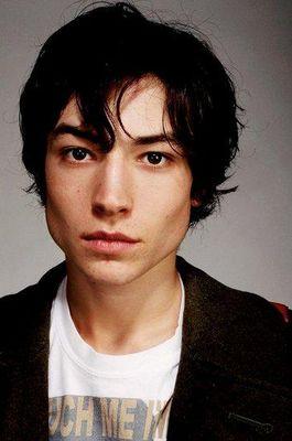 Jehan Peverell. Fils d'Ignotus et Morgane Peverell. Dix-huit ans. Futur détenteur de la cape d'invisibilité.