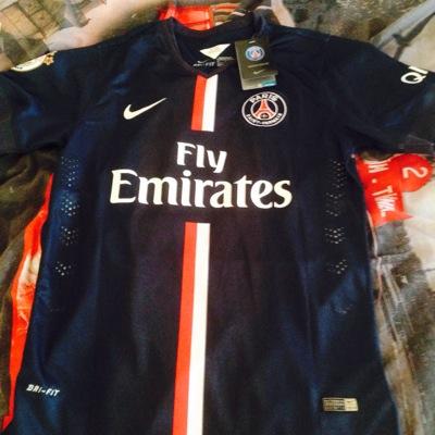 Ventes de maillots de football. Des maillots de clubs ou equipe natinale a des pays tres convenable. Remise en main propre sur Paris ou envoie possible