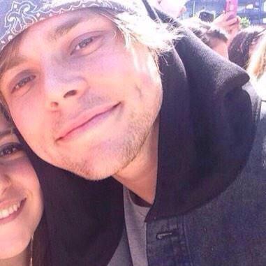 FOLLOW @Iovesickmgc BC SHE THINKS UR FUCKING AMAZING AND BEAUTIFUL