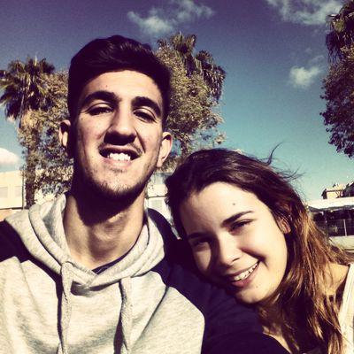 Porque el camino está lleno de piedras pero es el camino a seguir ,por muchas veces que me caiga al suelo yo me levanto y sigo aquí...