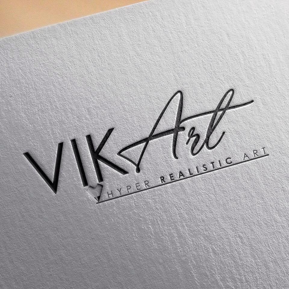 VIktoryia Macrì è un'artista iperrealista, utilizza la tecnica della grafite, penna a sfera, colori pastello ed olio. Esegue ritratti su commissione.