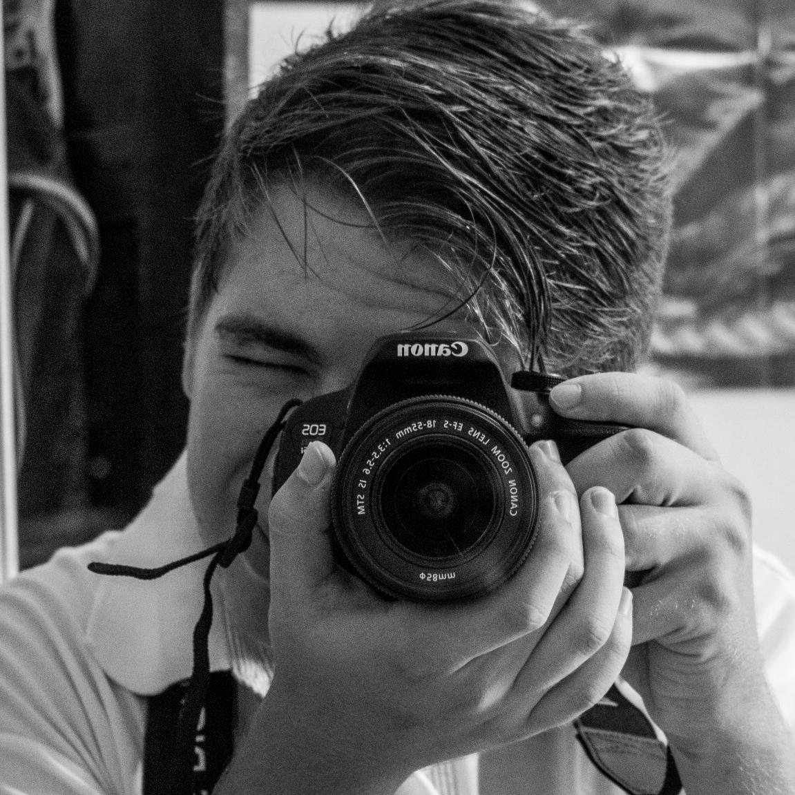 Fotógrafo, vocalista, youtuber, editor, roteirista.