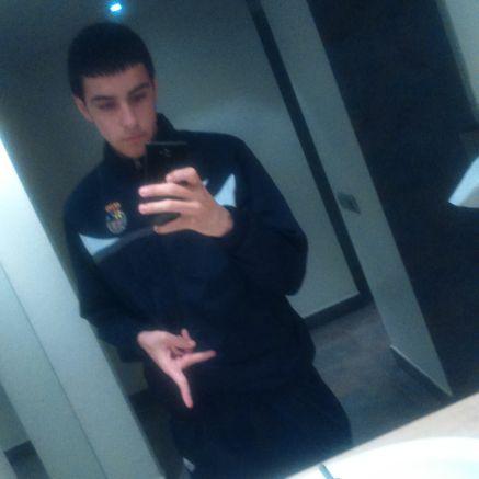 16. Marzo de diecisiete de milnovecientos noventa y ocho. Jugador de A.D Corazonistas División de Honor Juvenil
Selección Aragonesa Sub-19 insta; julito_futsal