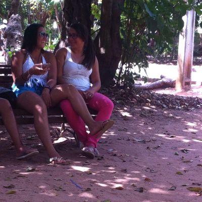 Sua maquiagem, suas tatuagens, são proteção, chamam atenção que seu pai não pode dá-la