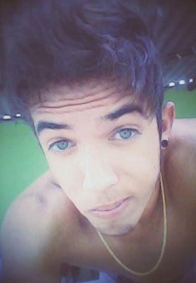 -Moleque , Feliz , Ousado , Batalhador , Humilde e filho de DEUS !