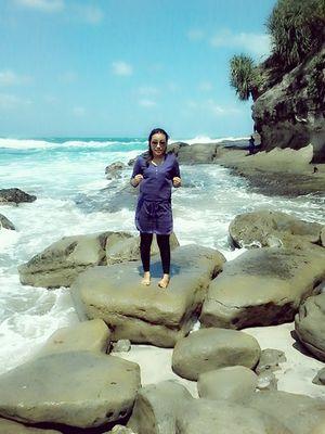 tak perlu banyak kata tuk mengerti seseorang tapi beri dya suatu perhatian yg mbuat dy mngerti arti sbuah perkataan :')