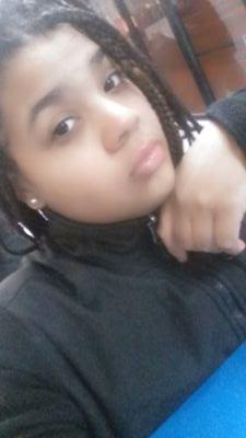 Kik : Miss.lovlyelizabeth | no pencil or paper still drawing attention | Dhs